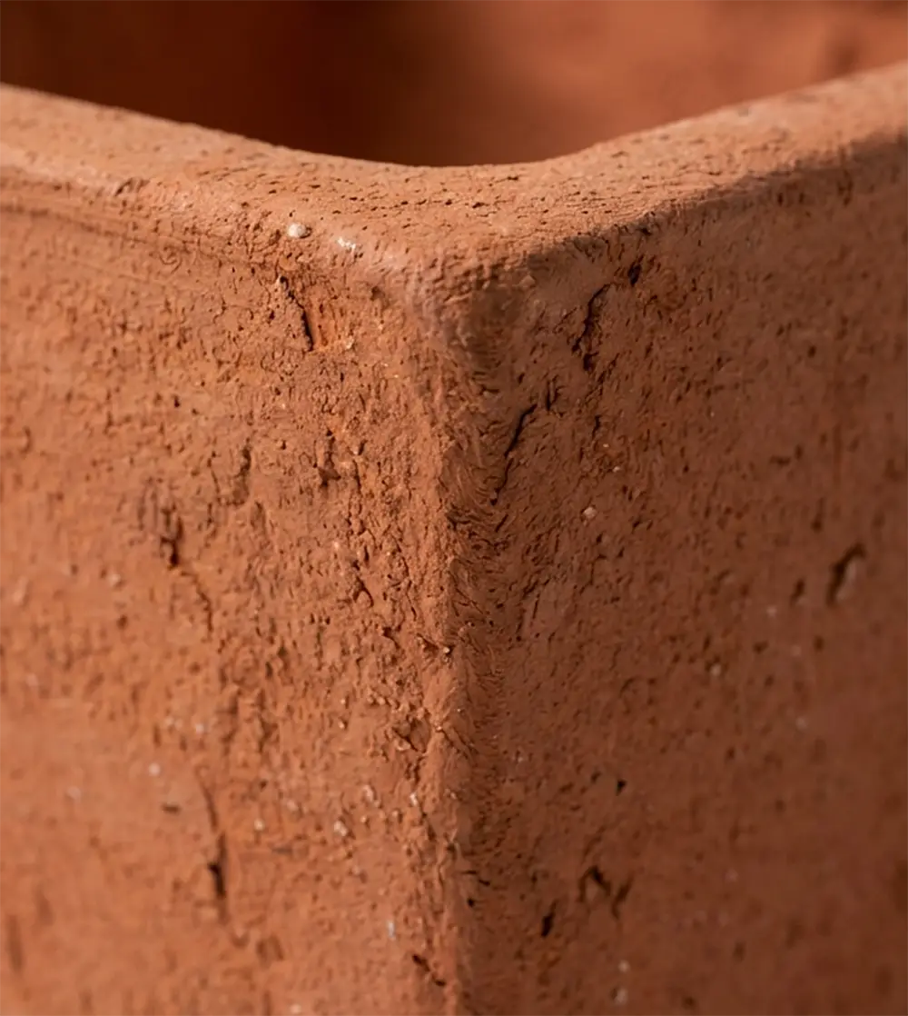 Une collection de pots en céramique façonnés à la main dans diverses formes.