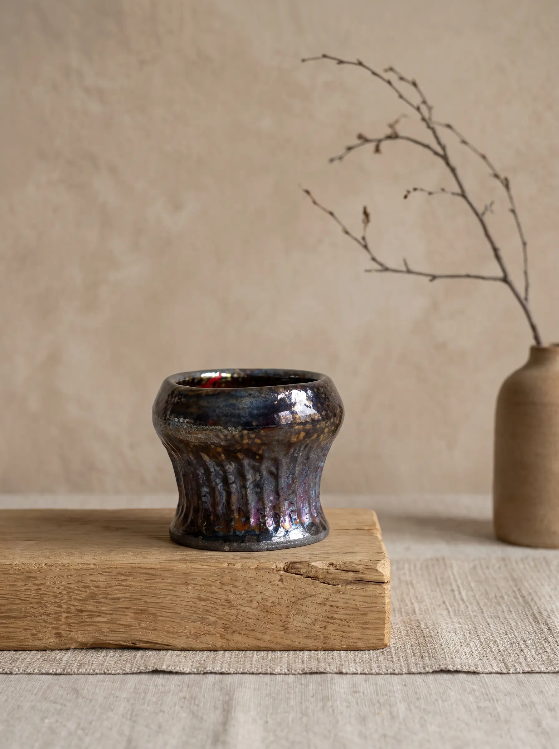Vase canelé raku – Émail reflets de cuivre in situ