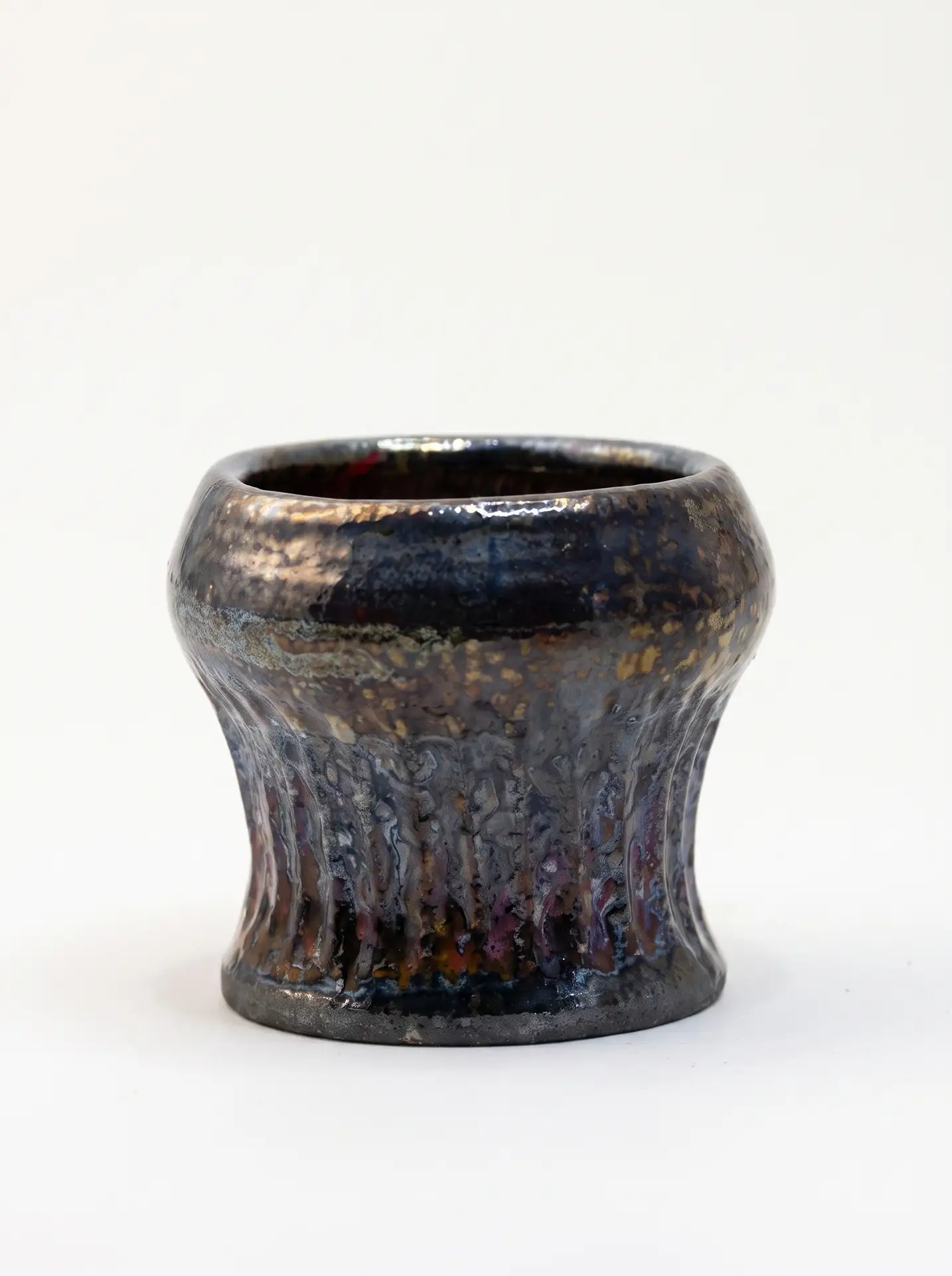Vase canelé raku – Émail reflets de cuivre